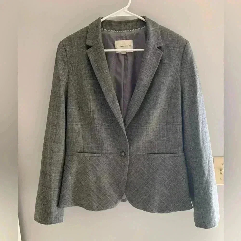 Woman’s Banana Republic Grey Plaid Wool Blend Plus Long Sleeve Business Blazer